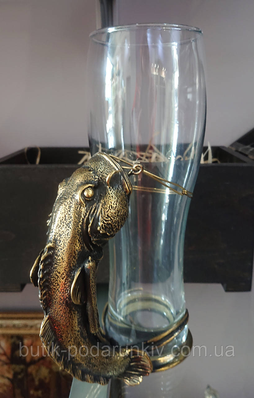 Пивной бокал стеклянный с сомом (бронза) и деревянным подарочным футляром - фото 1 - id-p1498122507