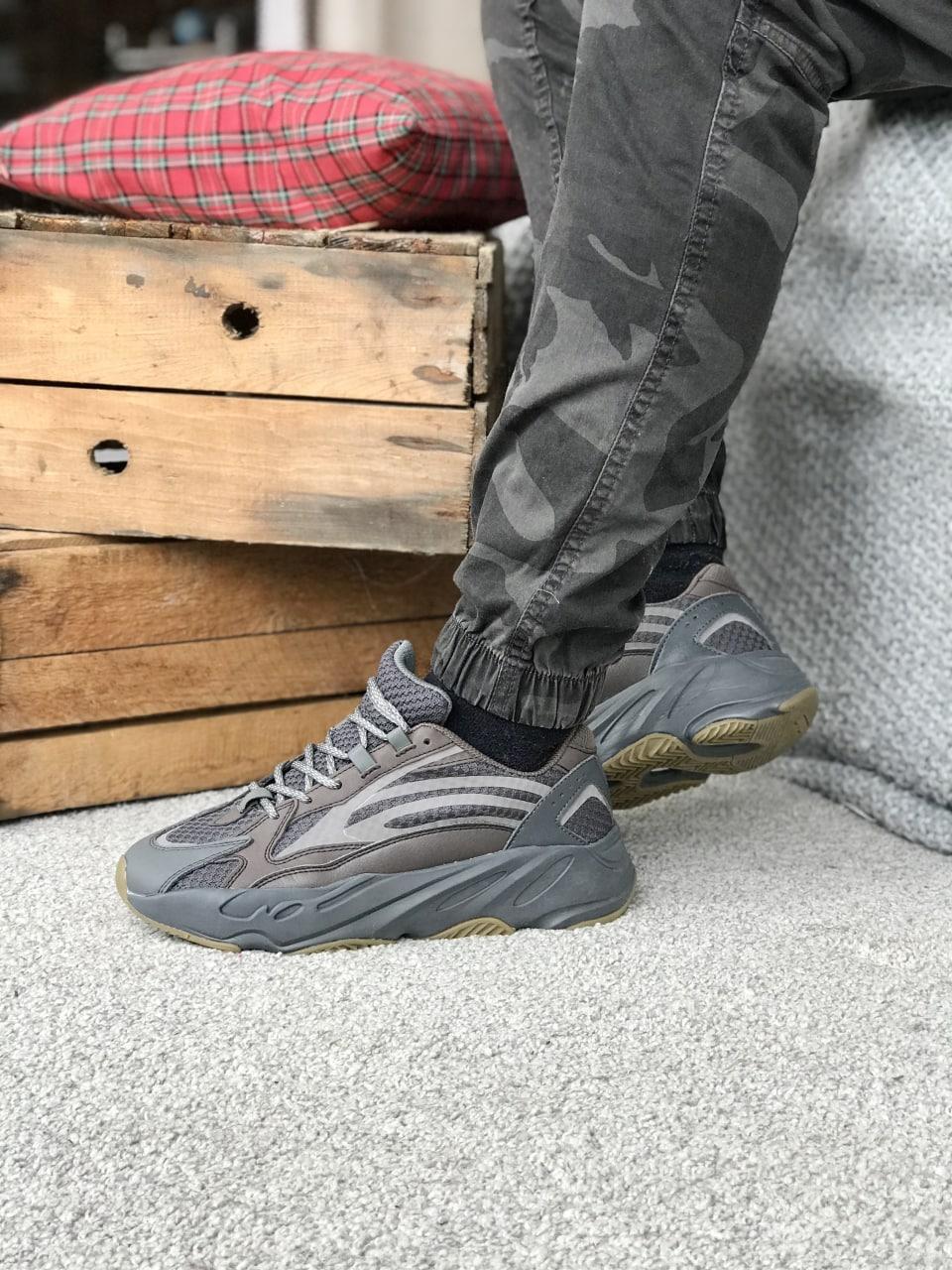 Кросівки чоловічі коричневі Yeezy Boost 700 V2 (00700)