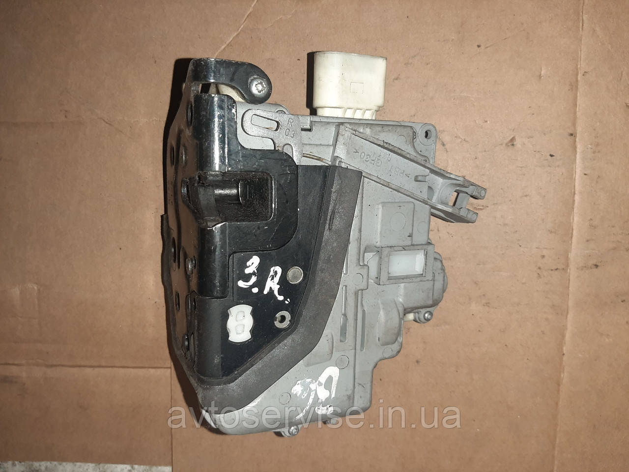 Замок дверей задній правій Skoda Superb 2