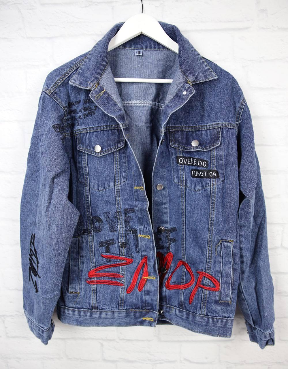 Дуже крута жіноча джинсова куртка з кишенями та написом на осінь, фото 1