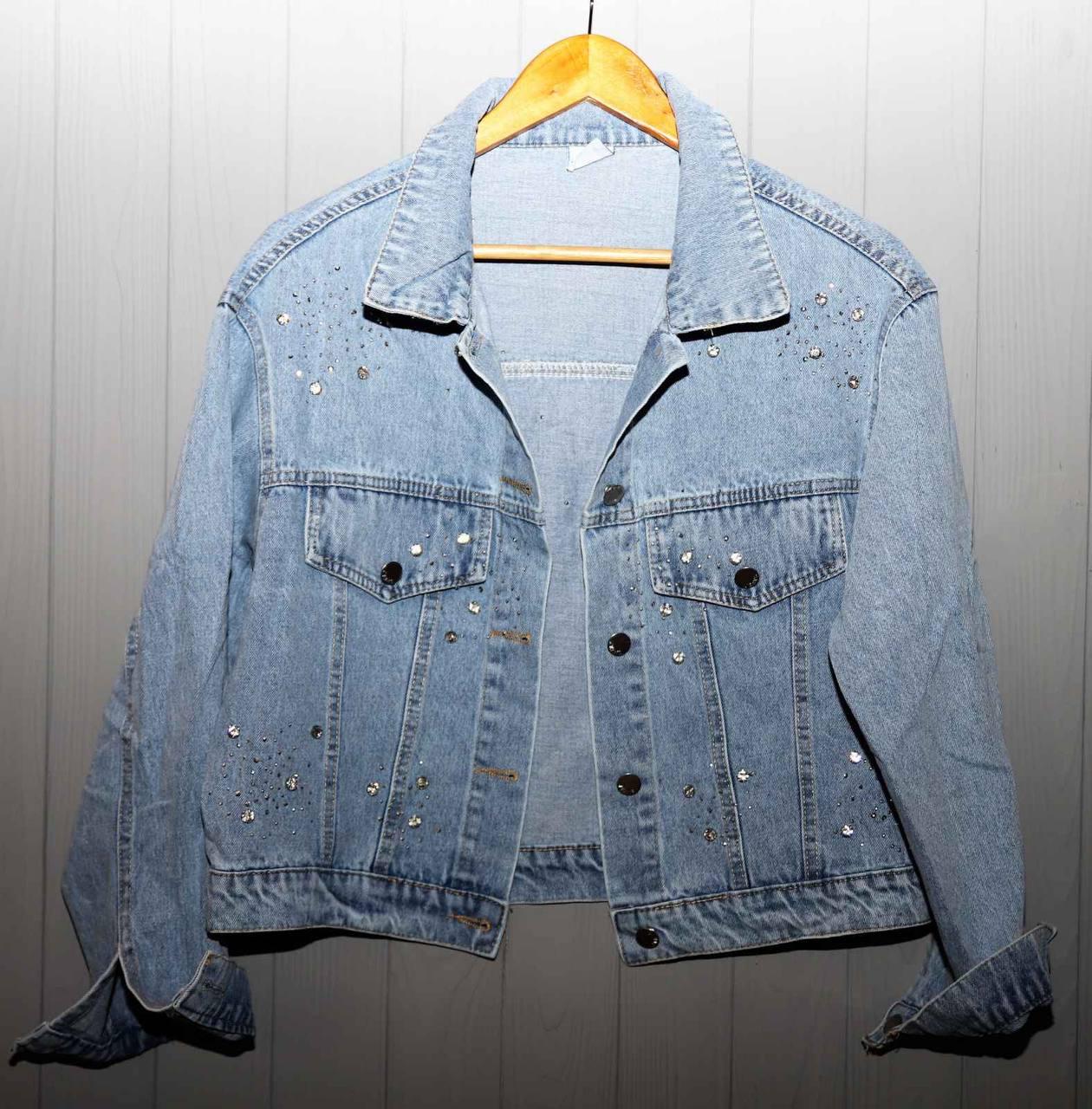 Крута джинсова куртка з кишенями та камінням Сваровскі