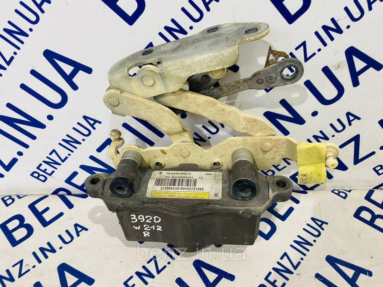 Петля капота права з піропатроном Mercedes W212, W204,C207 A2048800228, A2129066301