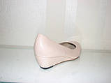 Жіночі бежеві лакові туфлі на танкетці розмір 37, фото 4