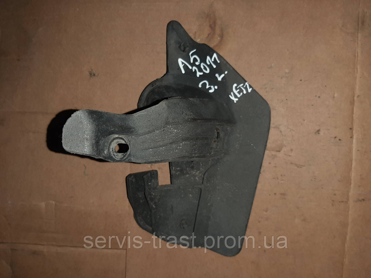 Бризговик задній лівий Skoda Octavia A5