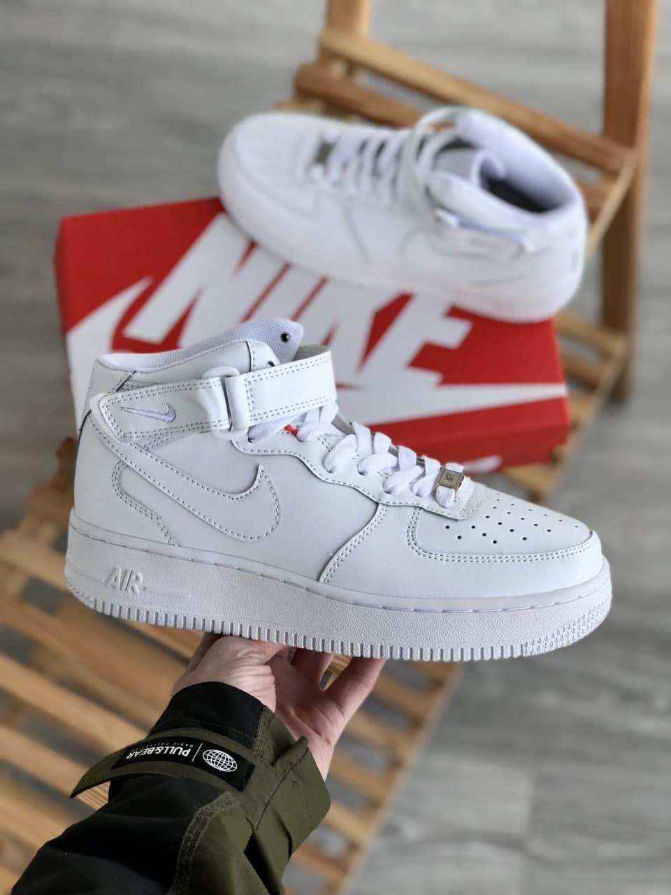 Кросівки жіночі Nike Air Force Mid. Демісезонні жіночі кросівки Найк. Кросівки Найк білі.