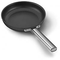 Сковорідка зі сталевою ручкою 24 см Smeg без кришки, чорна
