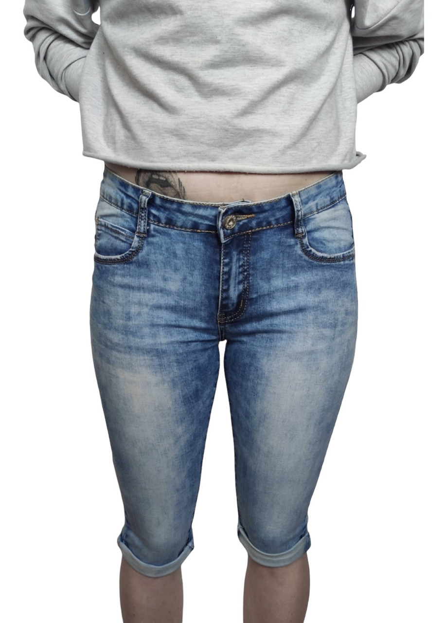Бриджі джинсові жіночі блакитного кольору звужені донизу з закотами та середньою посадкою 26