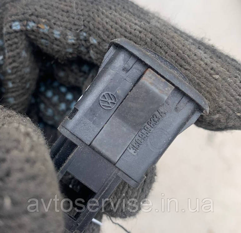 Кнопка підігрівання заднього скла Volkswagen Golf 4, фото 1