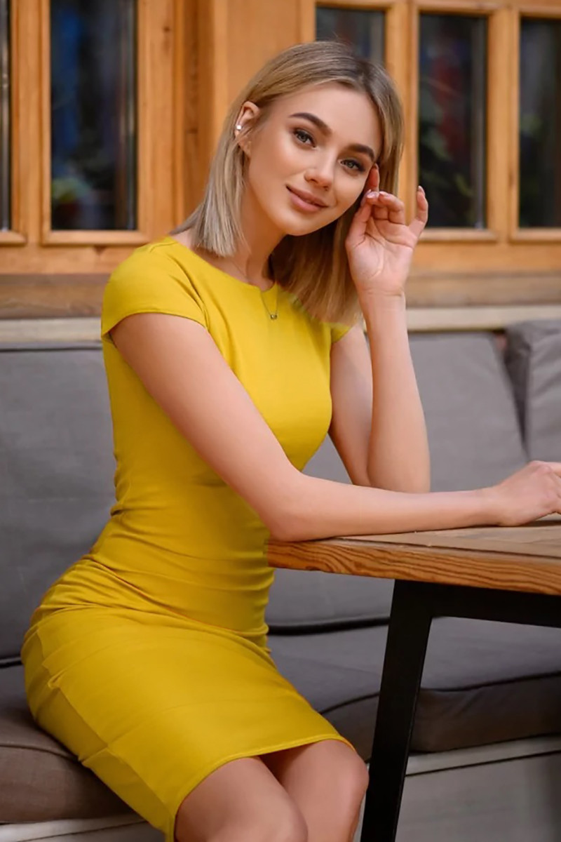 Літнє базове плаття-футляр без рукавів, гірчичне