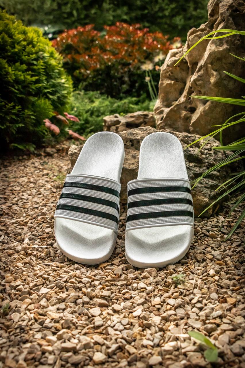 Чоловічі спортивні шльопанці Adidas White Black (білі) модне літнє взуття 3444 Адідас vkross, фото 1