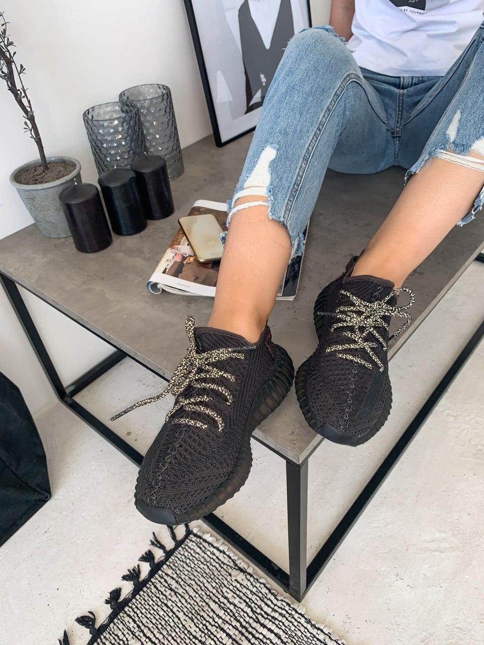 Кросівки жіночі чорні рефлективні шнурки Adidas Yeezy Boost 350 v2 Reflective (00560)