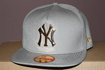 Кепка бежева з прямим козирком NY Нью-Йорк із металевим логотипом