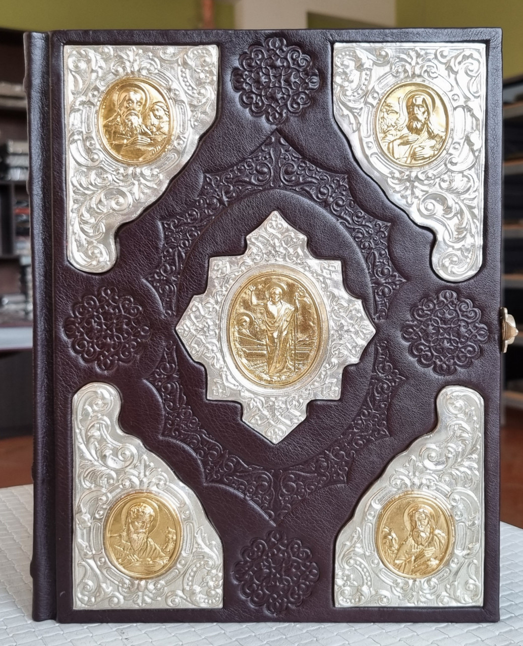 Книга Священне Євангеліє требне в шкіряній палітурці, накладки срібло / позолота, слов'янською мовою, розмір 21*26
