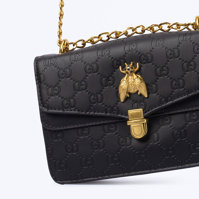 Фото жіночої сумочки на ланцюжку Фото жіночої сумочки на ланцюжку