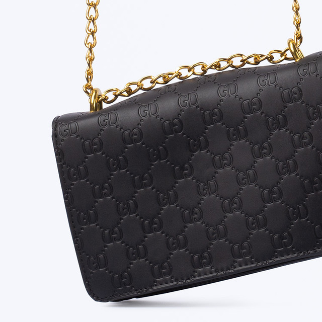 Фото жіночої сумочки на ланцюжку Фото жіночої сумочки на ланцюжку