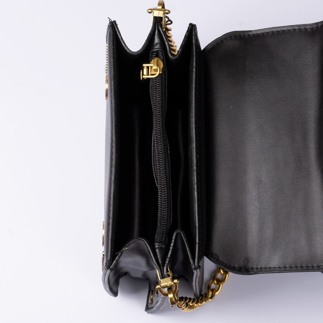 Фото жіночої сумки на ланцюжку чорного кольору