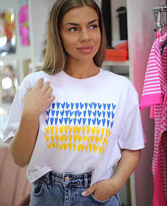 Патріотична жіноча футболка "Багато сердець" вільного крою;