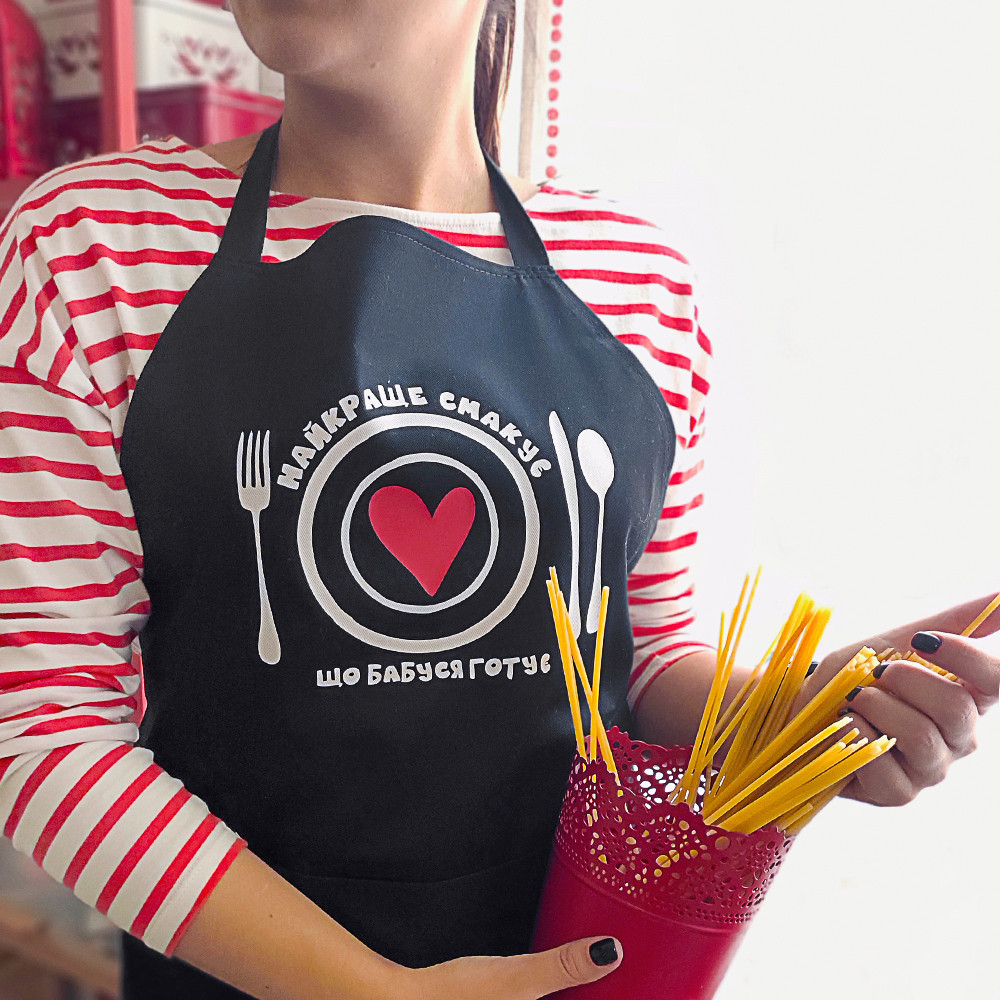 Фартук с надписью Найкраще смакує, що бабуся готує