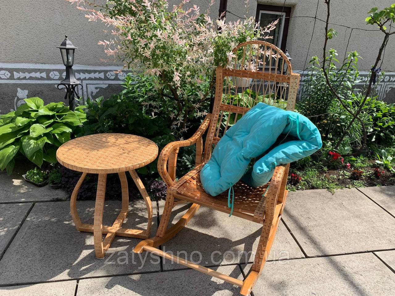 Крісло гойдалка з лози з блакитною накидкою