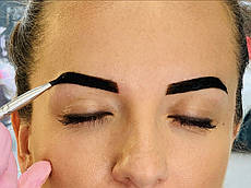 Фарбування брів хною