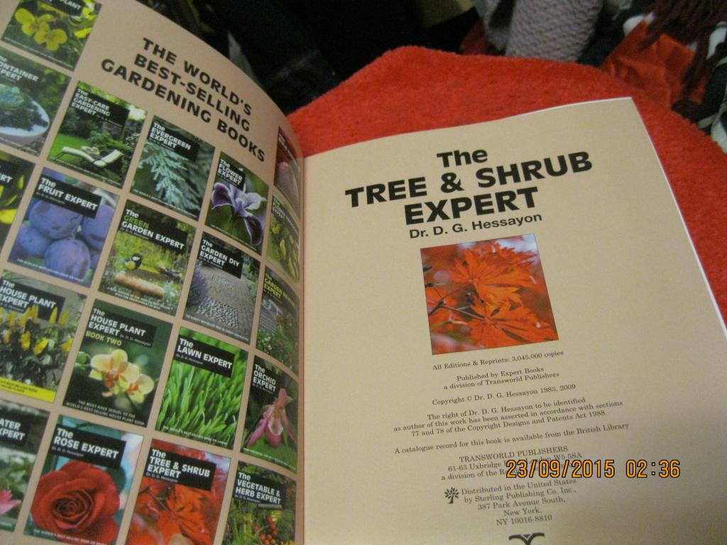 Книга английский язык ланшафт растения Dr.D.G.HESSAYON The Tree & Shrub Expert - фото 3 - id-p1626069355
