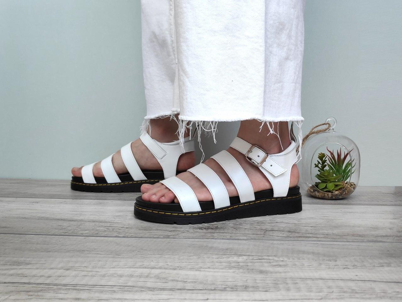 Жіночі чоботи Sandals Dr. Martens Black білі виконані з ремінців прошиті на платформі