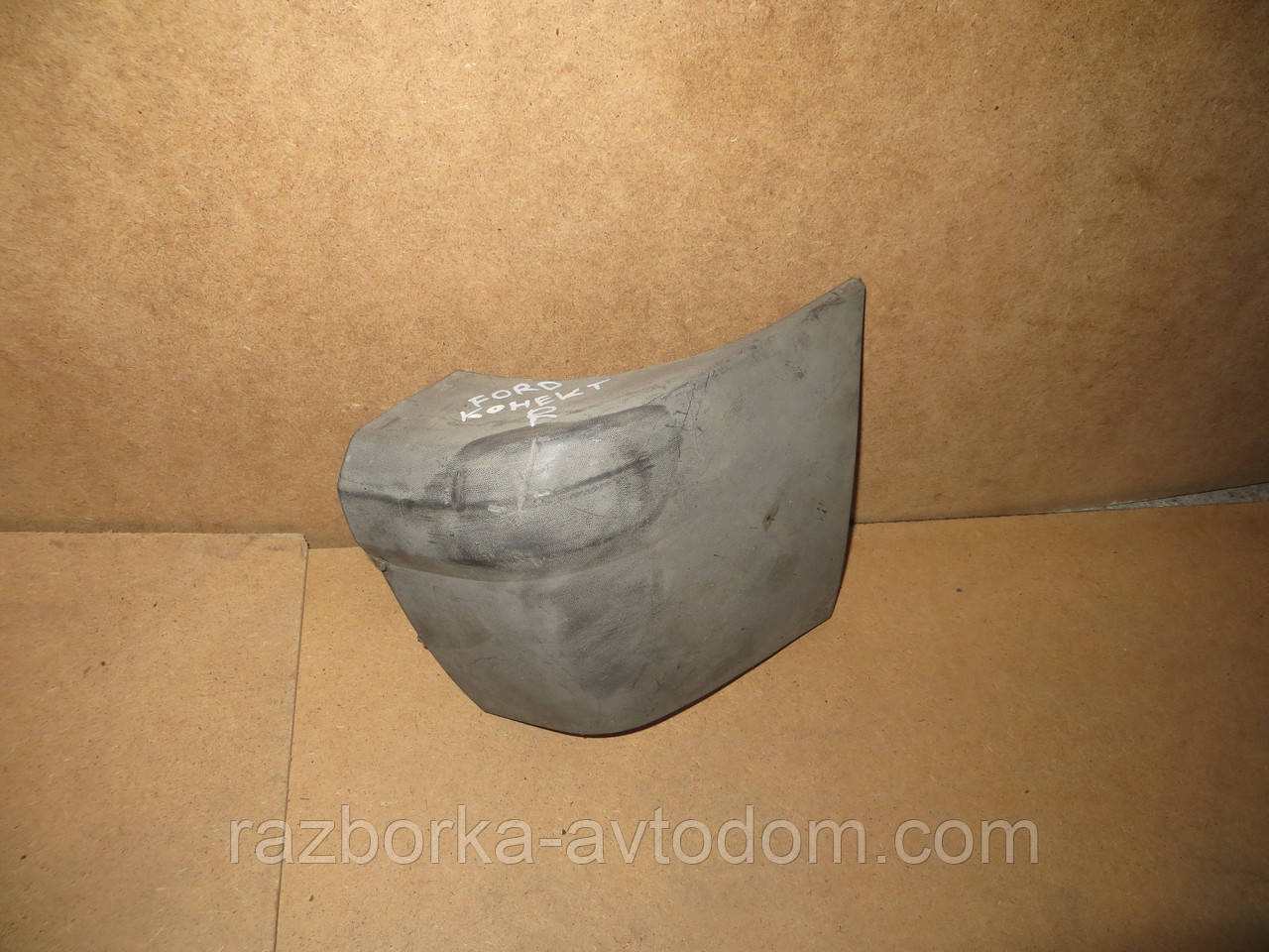 Ікло заднього бампера правий Ford Connect (02-13) OE:2T1417926