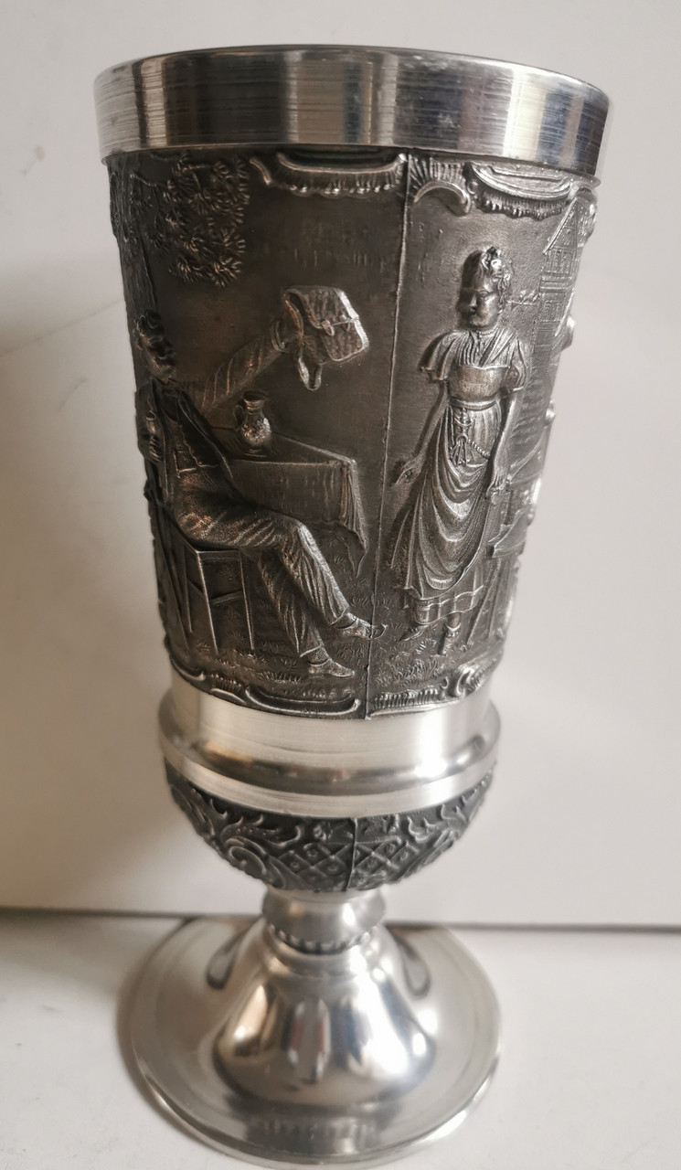Високий олов'яний винний келих Гарна новина