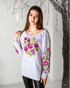 Жіноча біла вишиванка з рожево-фіолетовою гладдю пишна квіткова вишивка сорочкова тканина рукав на резинці