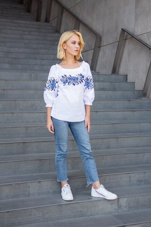 Жіноча вишиванка біла з синіми трояндами хрестиком у батальних розмірах 3XL 4XL