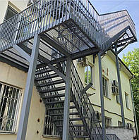 Лестница уличная металлическая на второй этаж с площадкой изготовление , монтаж+