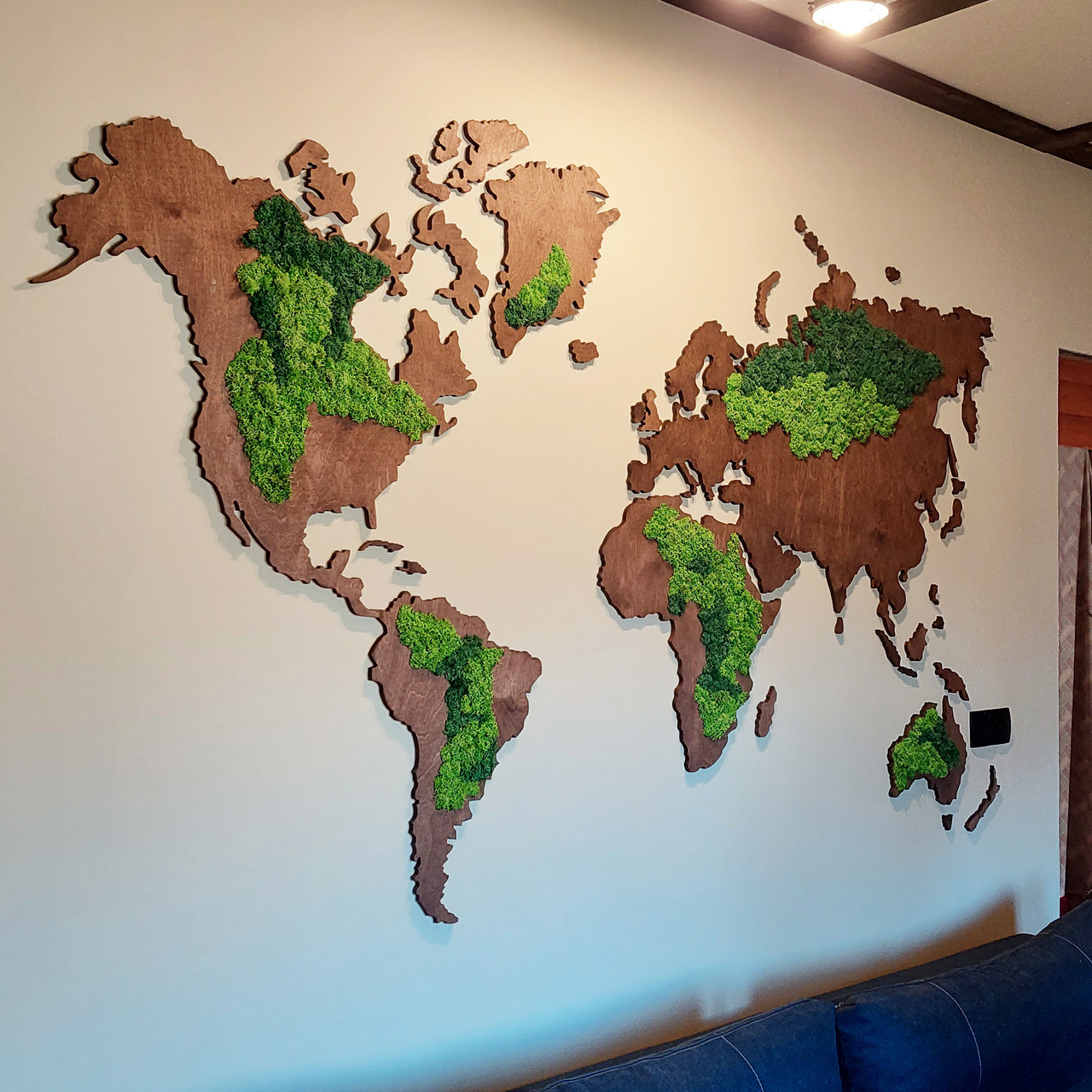 Дерев'яна карта світу з стабілізованим мохом