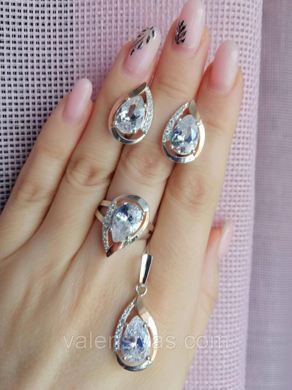 Комплект срібних прикрас — сережки, кільце, підвіска