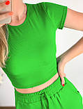 Зелений жіночий трикотажний костюм з укороченим топом 26-977-1, фото 4