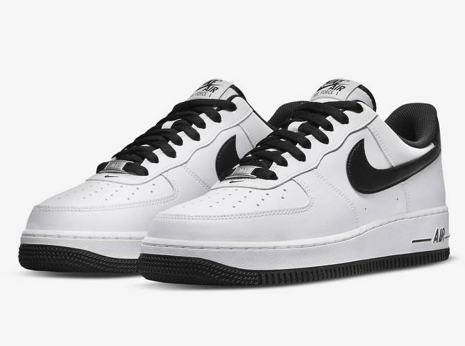 Белые мужские кроссовки с черным свушем Nike Air Force 1 '07 Найк ...