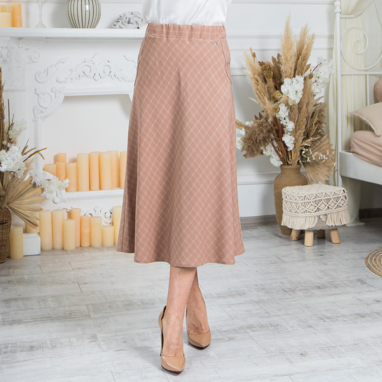 Спідниця жіноча трапеція "Фенді". Колір - бежевий. Принт - біла клітинка. Розміри 48, 52.