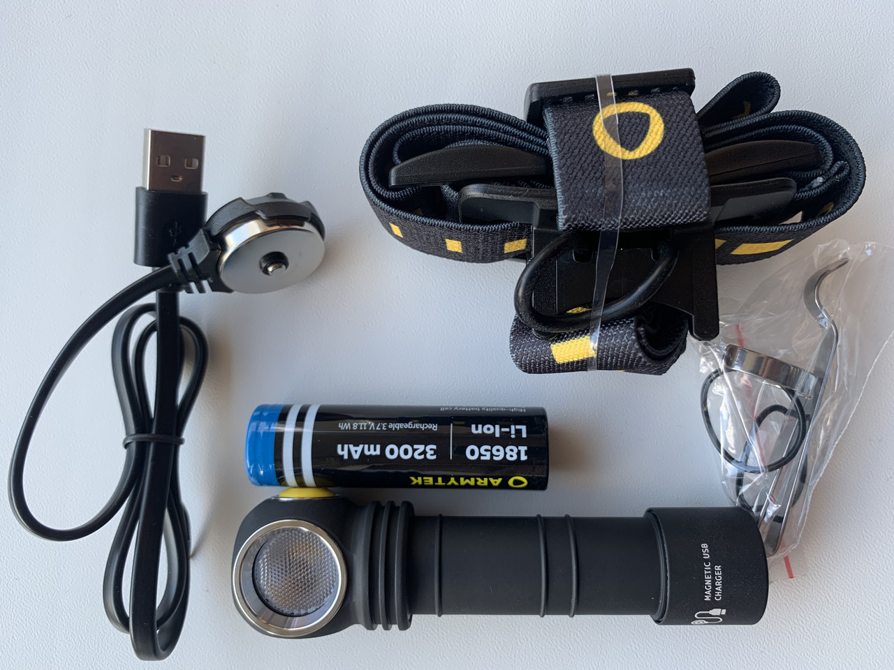 Armytek Wizard C2 WR Magnet USB червоне та біле тепле світло