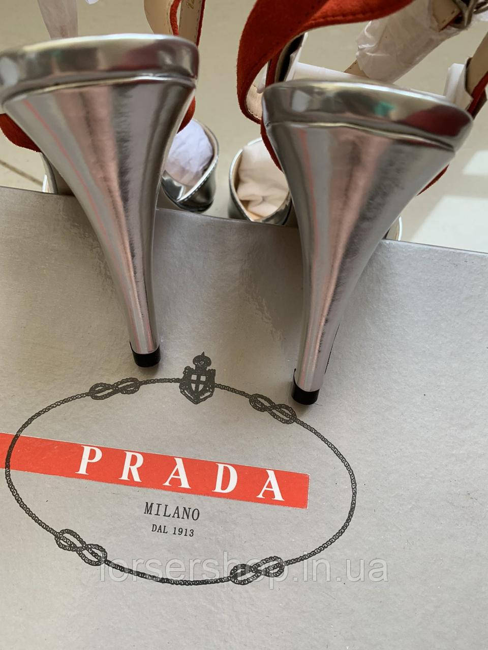 Босоножки Prada из кожи в стильной серебристой отделке с красными акцентами в наличии - фото 7 - id-p522929104