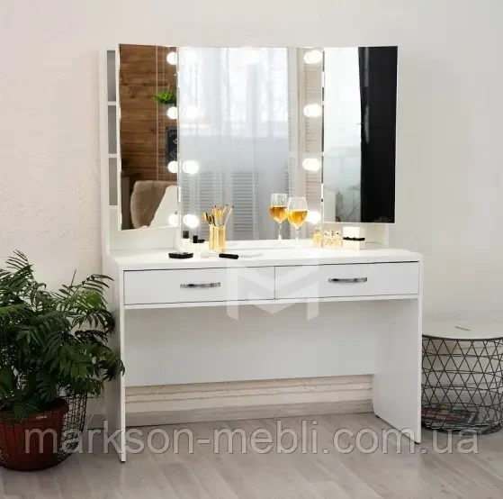 Гримерный столик з трьома дзеркалами М626