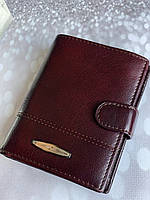 Чоловічий гаманець бордо-коричневого кольору шкіряний. Вертикальний