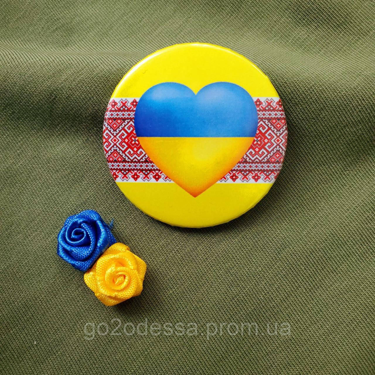 Значок "Україна в моїм серці" на вишиванці (43 мм), Значки Україна, український авторський значок в патріотичних кольорах