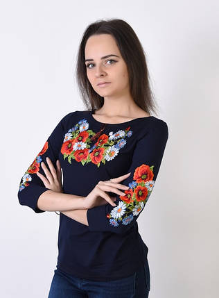 Ошатна Трикотажна жіноча вишиванка Маки, футболка-вишиванка темно-синя з вишивкою польові квіти, фото 2