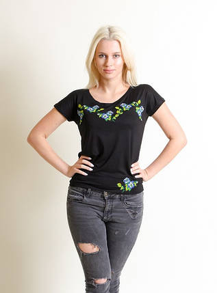 Чорна Вишита футболка жіноча Яблуневий цвіт з синім, фото 2