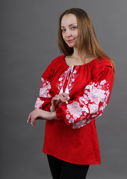 Червона жіноча вишиванка великих розмірів з білою вишивкою на рукавах, Ошатна жіноча блуза батал