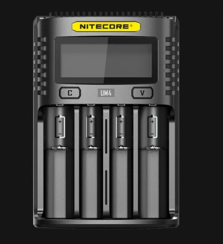 Універсальний зарядний пристрій Nitecore UM4