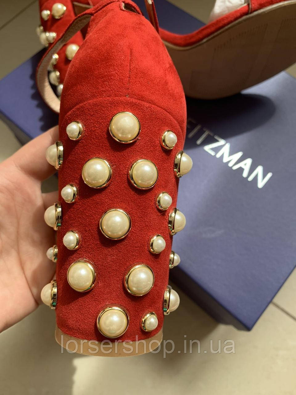 Изысканные босоножки Stuart Weitzman Morepearls в замшевом красном исполнении с жемчужными украшения в наличии - фото 5 - id-p855449416