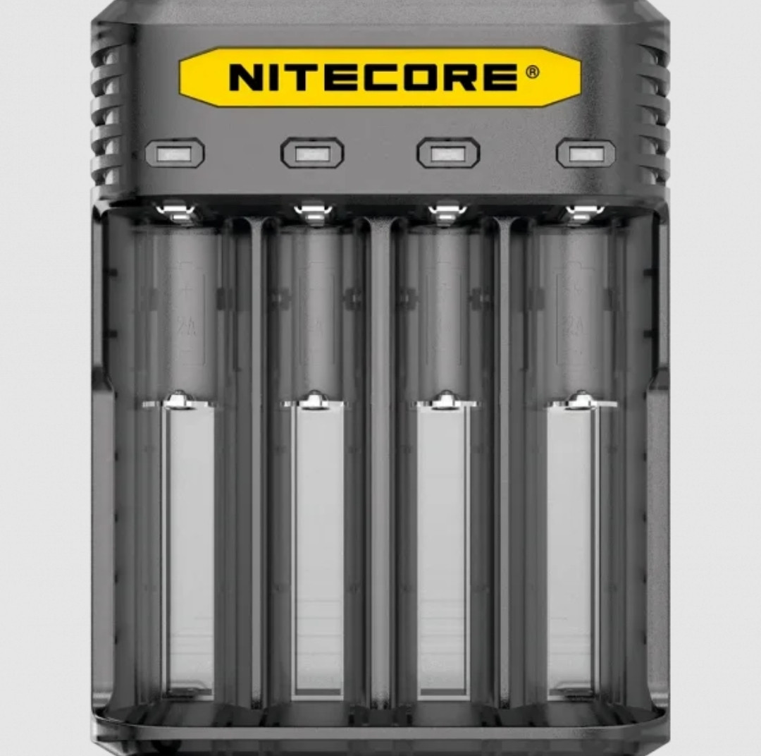 Універсальний зарядний пристрій Nitecore Q4