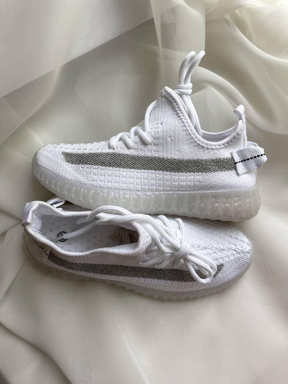 Білі кросівки жіночі топ Адідас. Жіночі модні кроси топ Adidas.