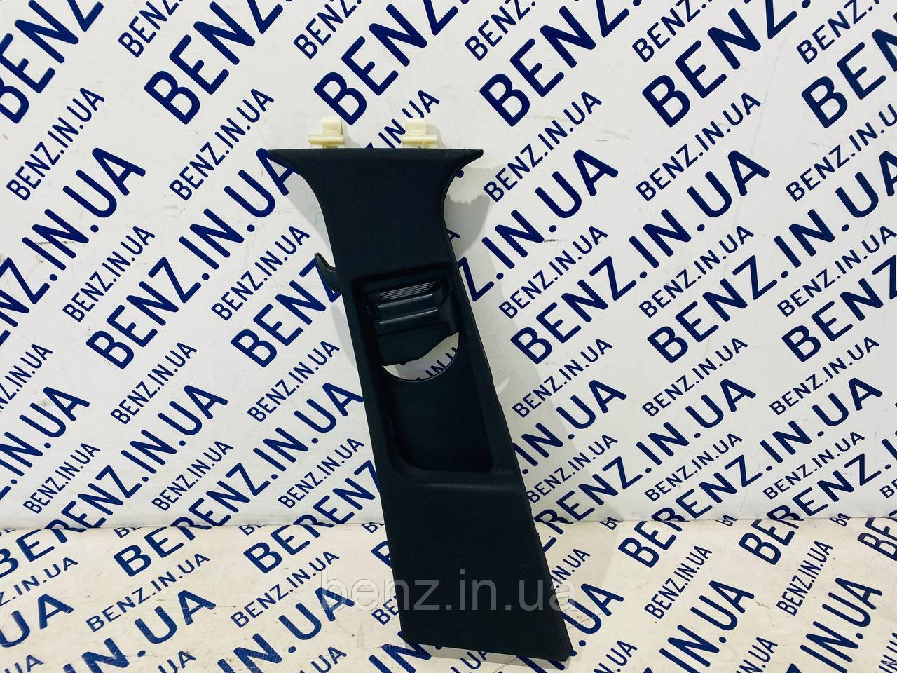 Обшивка середньої стійки зліва Mercedes W212, S212 A2126900325