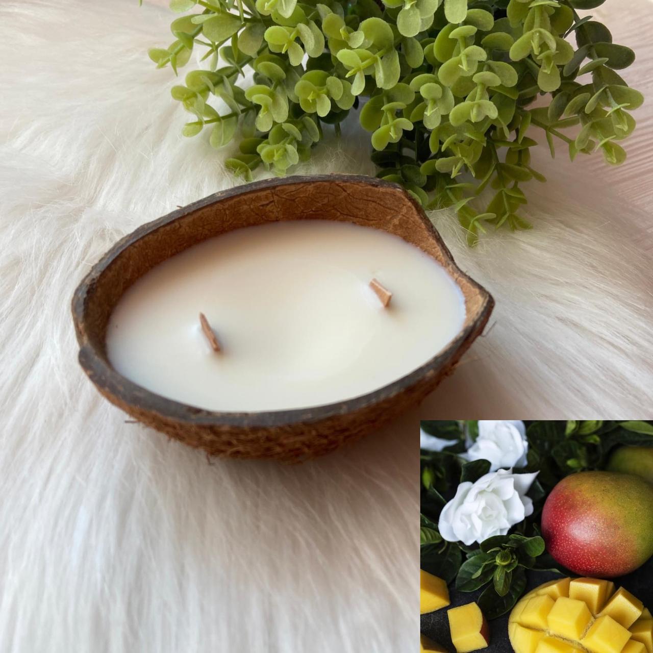 Соєва ароматична свічка в кокосі «Mango and Gardenia»